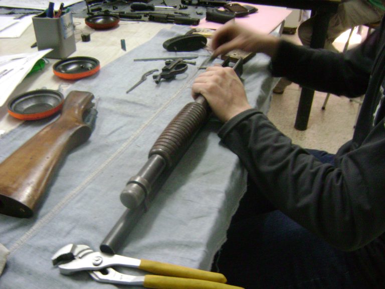 CLASE PRÁCTICA DE DESARME ESCOPETAS - CURSO DE MECANICO ARMERO NIVEL I